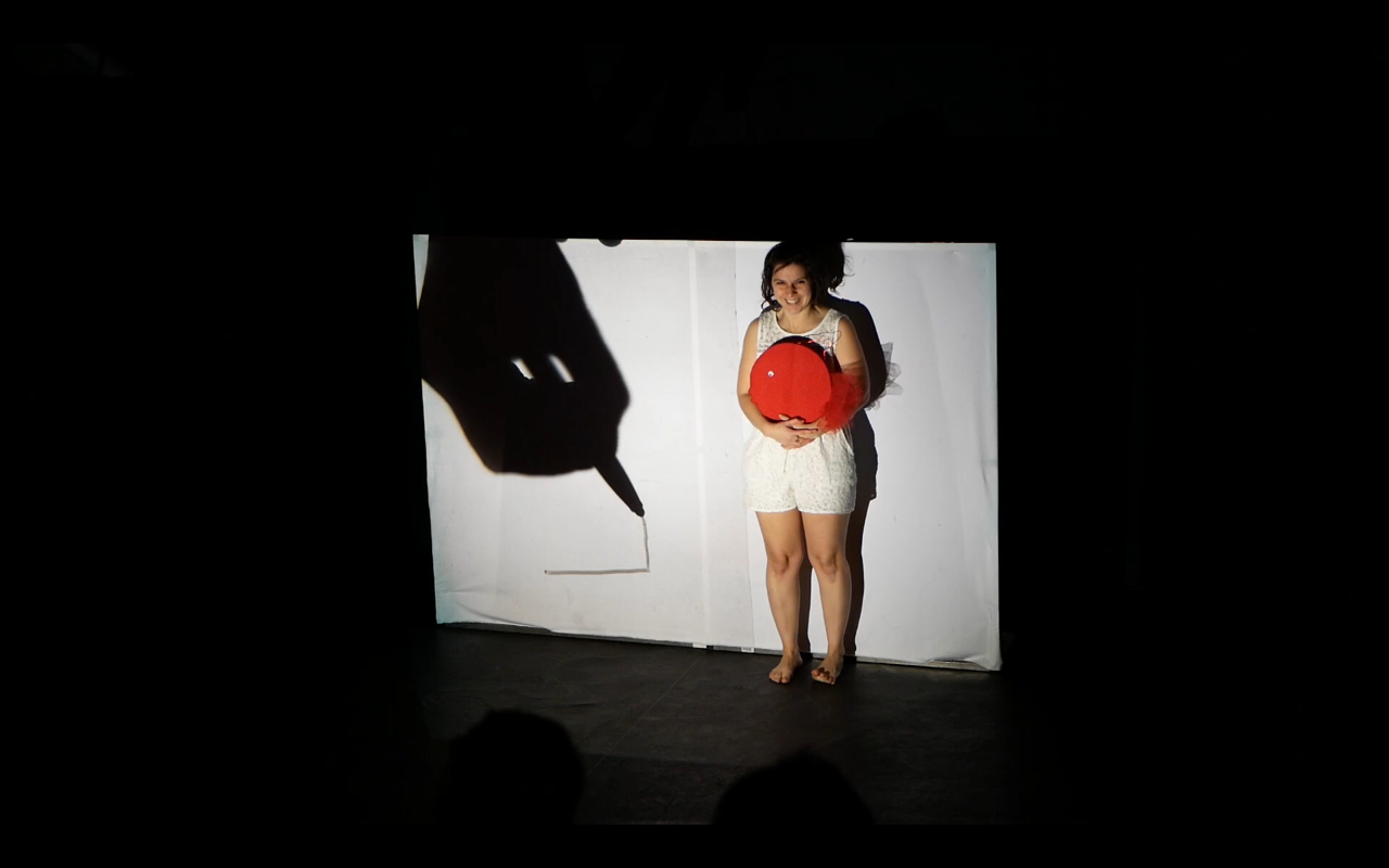 Chloé cherche une maison pour son poisson rouge. Grâce au rétroprojecteur, chacune de ses idées peut apparaître instantanément, être colorée et façonnée à sa guise, comme une page blanche qui prend vie.